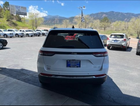 Used 2023 Jeep Grand Cherokee Laredo image 3