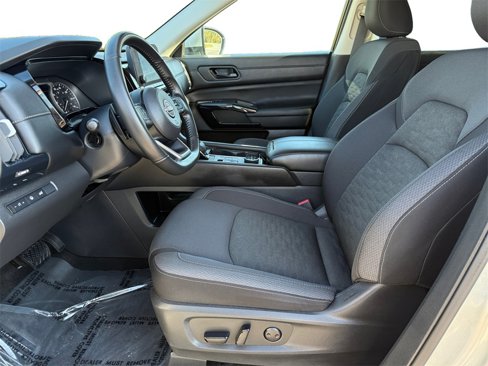 Used 2025 Nissan Pathfinder SV image 9