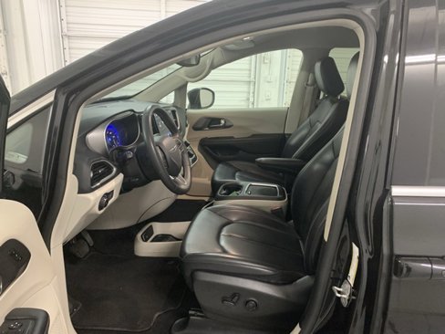 Used 2023 Chrysler Pacifica Touring-L image 4