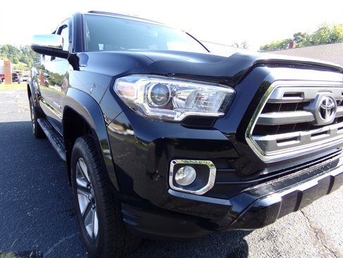 Used 2016 Toyota Tacoma Limited image 11