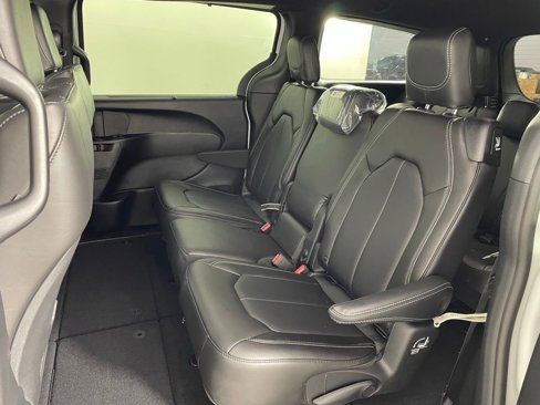 New 2026 Chrysler Pacifica Select image 7