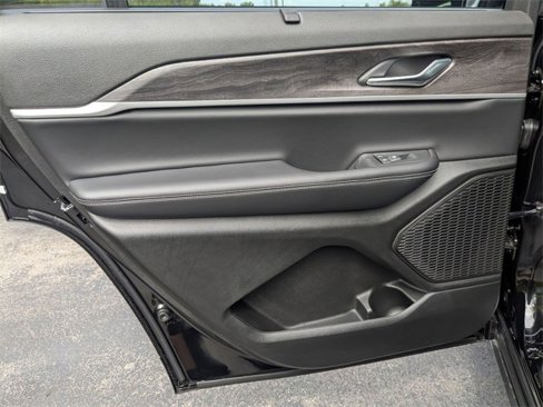 New 2025 Jeep Grand Cherokee L Limited w/ Luxury Tech Group II image 28