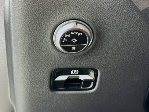 Used 2025 Mercedes-Benz GLC 300 4MATIC image 10