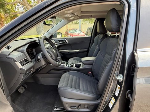 New 2025 Mitsubishi Outlander SE image 9