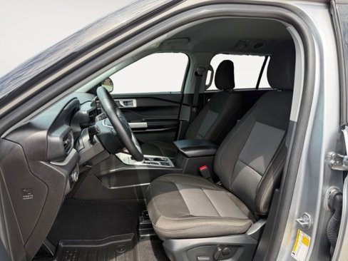 Used 2024 Ford Explorer XLT image 4