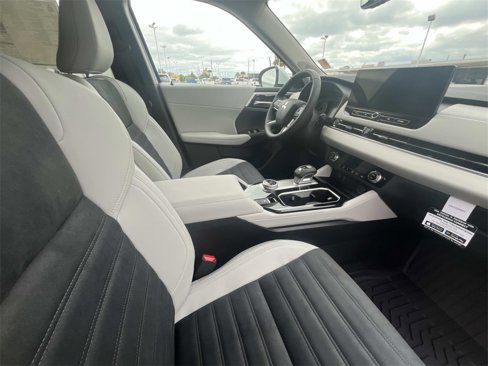 New 2025 Mitsubishi Outlander SE image 18