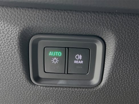 Used 2025 Porsche Cayenne image 11
