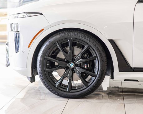 Used 2025 BMW X7 M60i w/ Climate Comfort Package image 8
