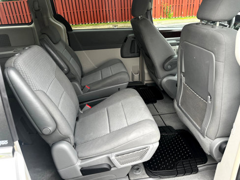 Used 2010 Chrysler Town & Country Touring image 11