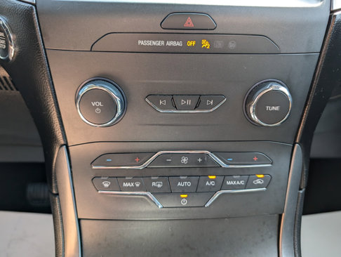 Used 2020 Ford Edge SE image 18