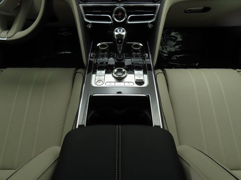 New 2025 Bentley Flying Spur V8 image 16