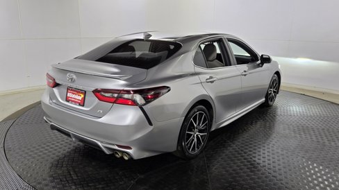Used 2023 Toyota Camry SE image 7