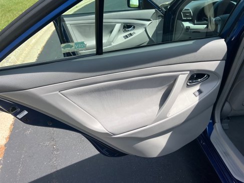 Used 2010 Toyota Camry LE image 24
