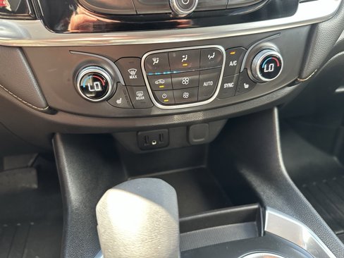 Used 2021 Chevrolet Traverse LT image 26