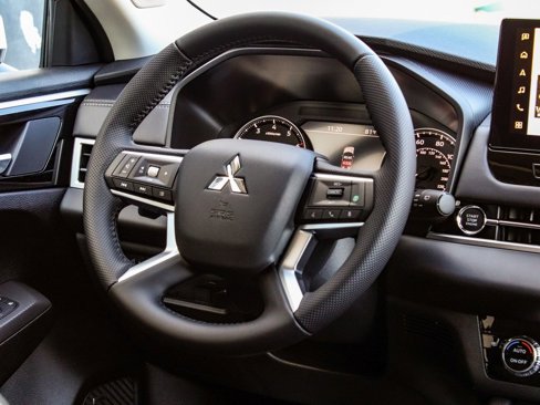 New 2025 Mitsubishi Outlander SE image 25