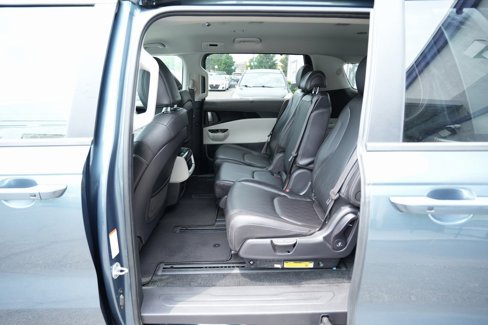Used 2024 Kia Carnival EX image 18