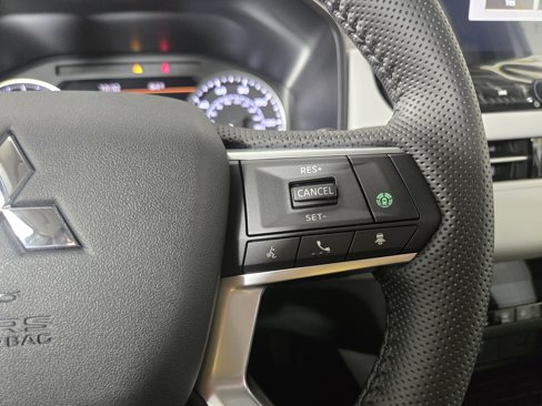New 2025 Mitsubishi Outlander SE image 16