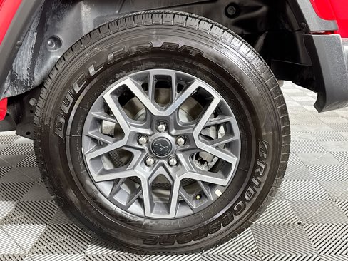 Used 2025 Jeep Wrangler Sahara image 36