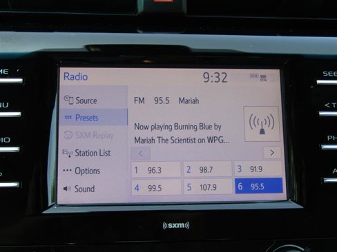Used 2020 Toyota Camry SE image 18