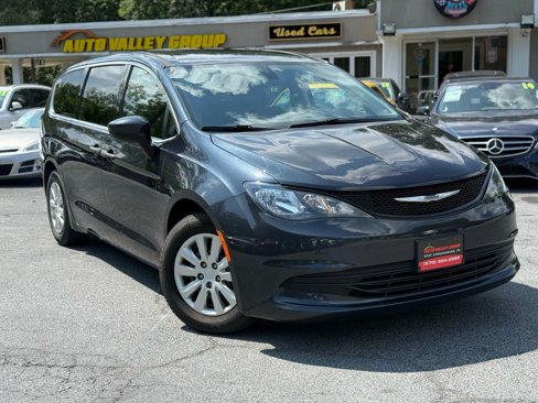 Used 2019 Chrysler Pacifica L image 1