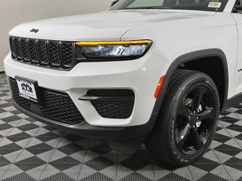 Used 2023 Jeep Grand Cherokee Altitude image 11