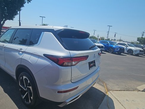 New 2025 Mitsubishi Outlander SE image 9