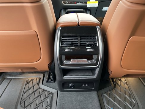 New 2026 BMW X7 M60i w/ Climate Comfort Package image 11