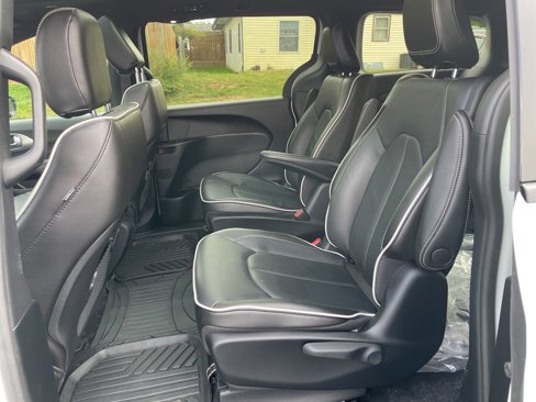 Used 2023 Chrysler Pacifica Limited w/ S Appearance Package image 19