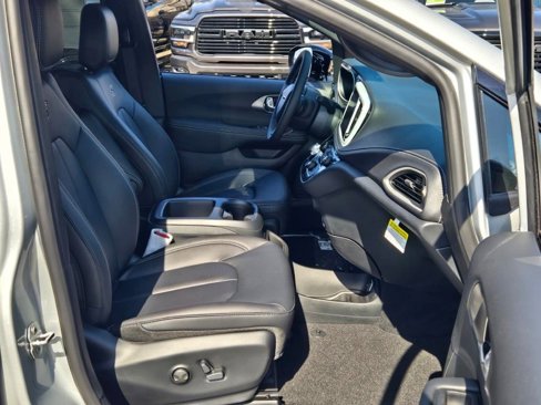 New 2026 Chrysler Pacifica Select image 5