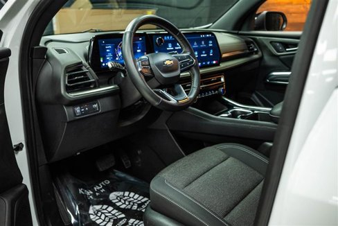 Used 2025 Chevrolet Traverse LT image 9