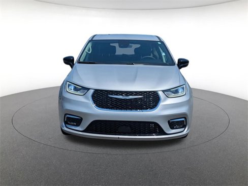 Used 2024 Chrysler Pacifica Touring-L image 8
