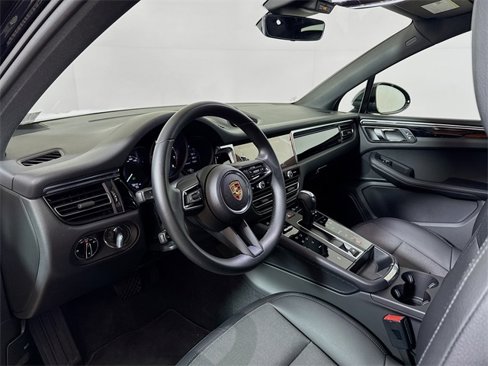 Used 2025 Porsche Macan image 4