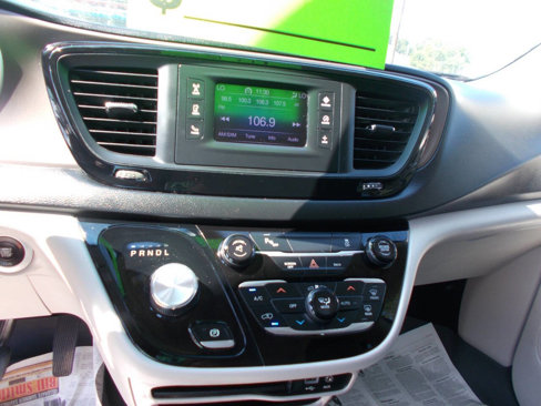 Used 2017 Chrysler Pacifica Touring-L image 15