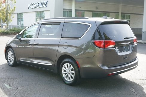 Used 2017 Chrysler Pacifica Touring-L image 5