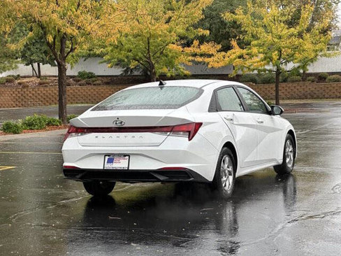 Used 2021 Hyundai Elantra SE image 4