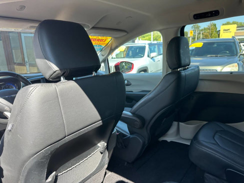 Used 2020 Chrysler Pacifica Touring-L image 14