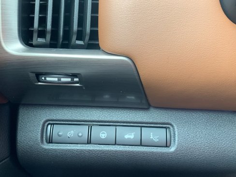 Used 2024 Nissan Pathfinder Platinum image 23