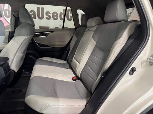 Used 2022 Toyota RAV4 XLE Premium image 20