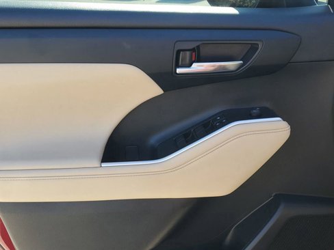 Used 2023 Toyota Highlander XLE image 42