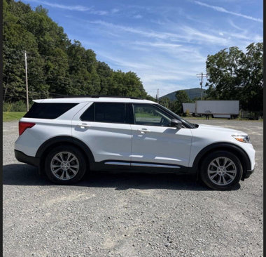 Used 2021 Ford Explorer XLT image 2
