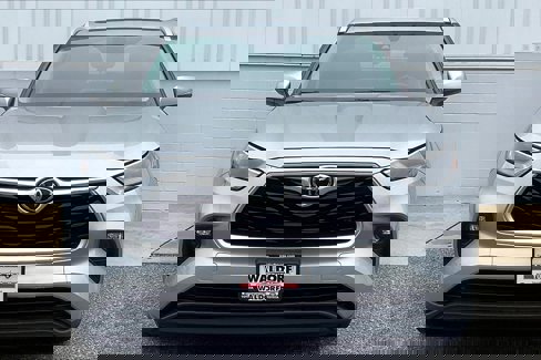 Used 2022 Toyota Highlander XLE image 3