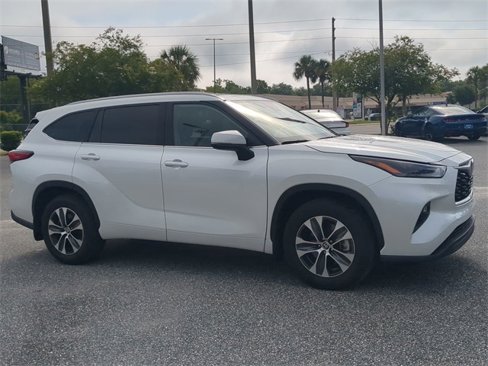 Used 2022 Toyota Highlander XLE image 2