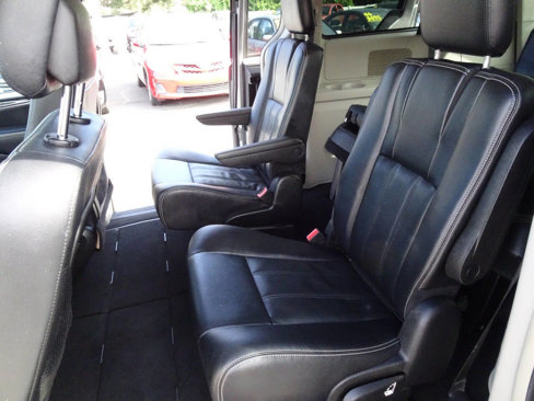 Used 2016 Chrysler Town & Country Touring image 17
