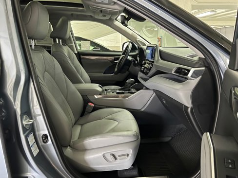 Certified 2022 Toyota Highlander Platinum image 23