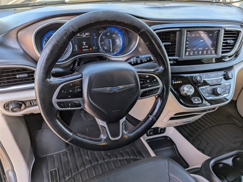Used 2019 Chrysler Pacifica Touring-L image 15