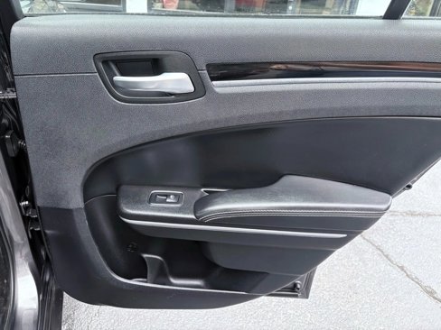 Used 2019 Chrysler 300 S image 17