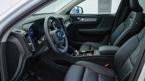 Certified 2025 Volvo XC40 B5 Plus w/ Climate Package image 18