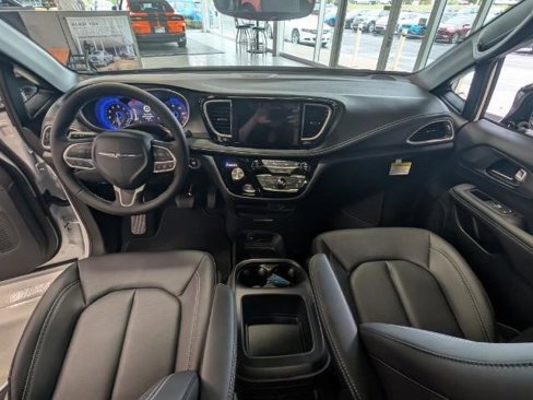 New 2026 Chrysler Pacifica Select image 11