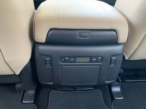 Used 2024 Nissan Armada Platinum w/ Captain's Chairs Package image 27