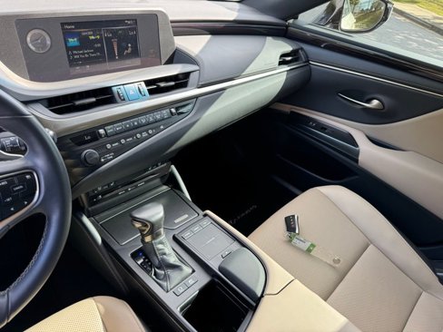 Used 2020 Lexus ES 300h w/ Premium Package image 33